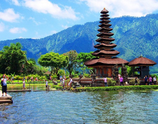 Bratan Lake and Mount Catur in the behind