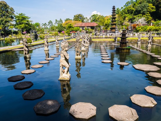 Many sclupture on the pond