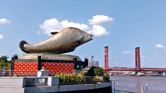 Tugu Belido in the front of Benteng Kuto Besak